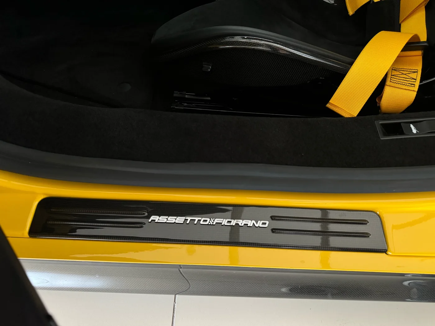 2022 Ferrari SF90 Stradale angeboten von einem Fachhändler in Frankfurt am Main, Deutschland, Foto 11 von 15