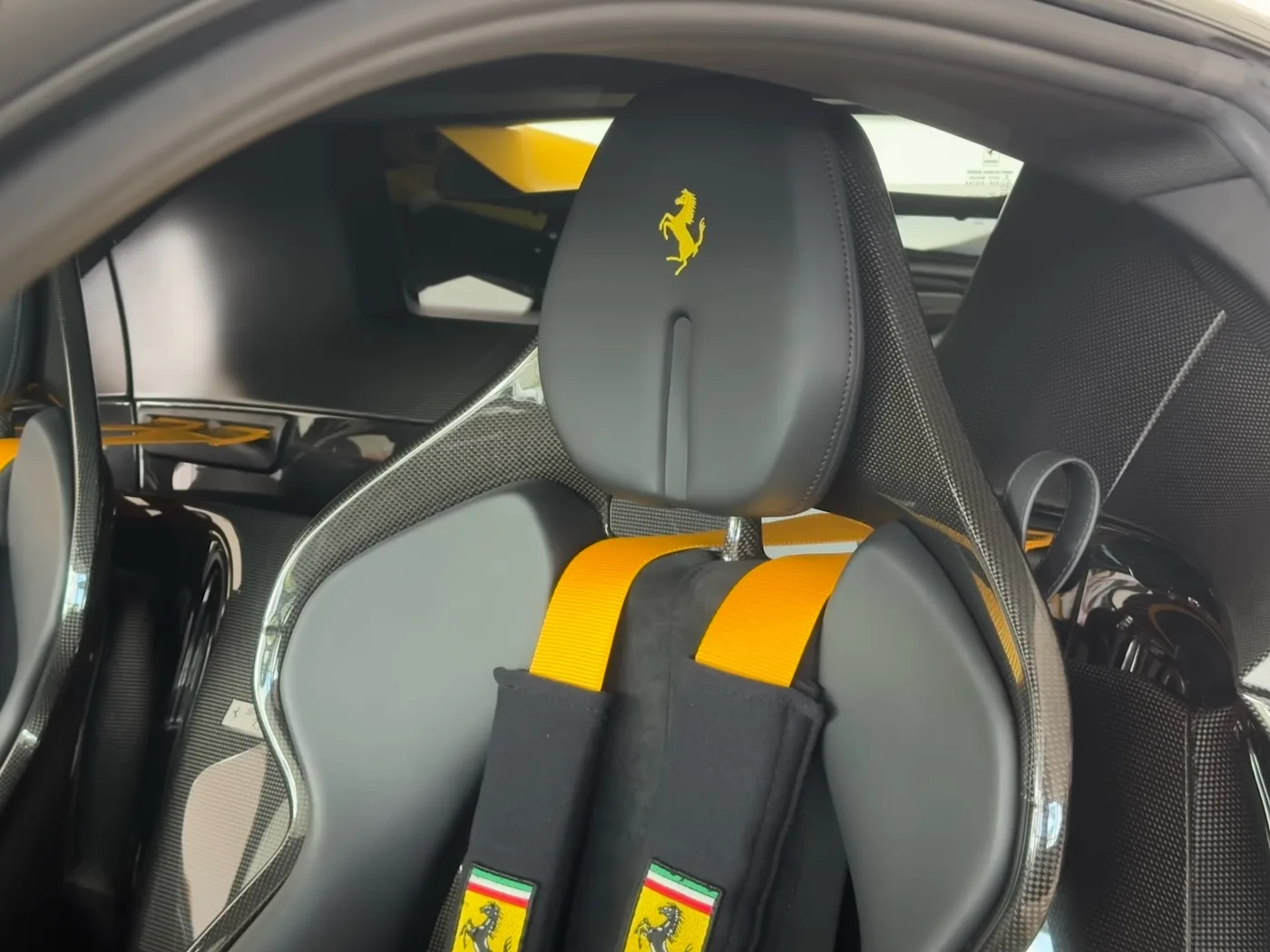 2022 Ferrari SF90 Stradale angeboten von einem Fachhändler in Frankfurt am Main, Deutschland, Foto 13 von 15