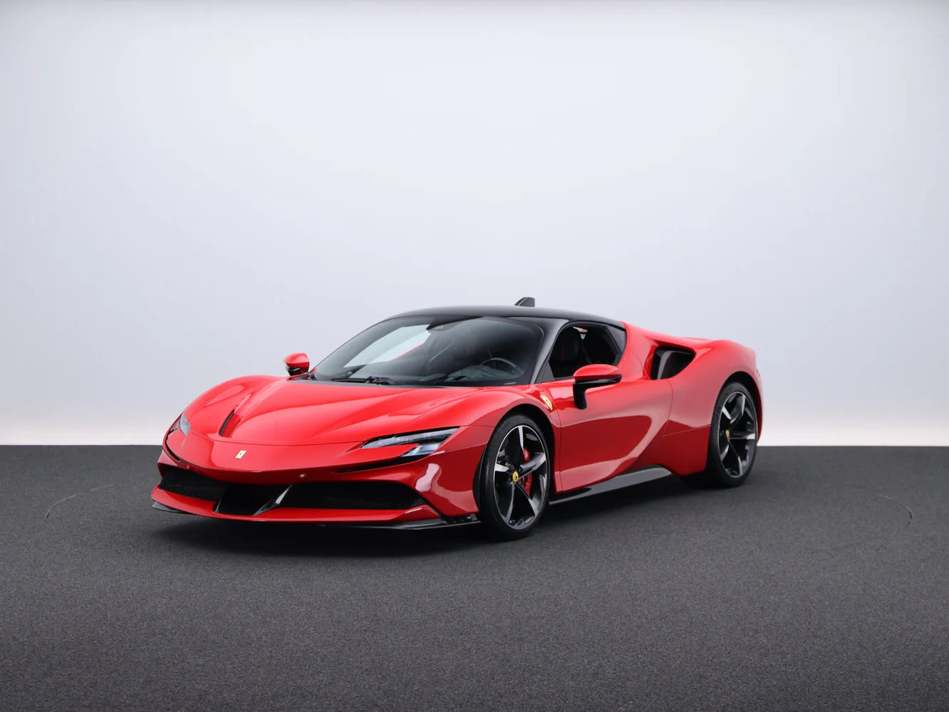 2022 Ferrari SF90 Stradale proposée par un concessionnaire spécialisé à Frankfurt am Main, Allemagne, photo principale