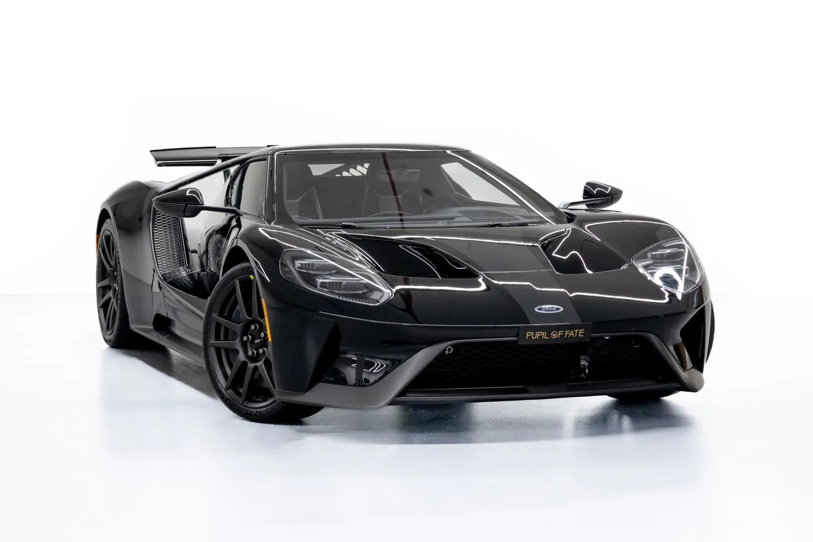 2022 Ford GT Studio Edition proposée par un concessionnaire spécialisé à Dubaï, Émirats arabes unis, photo principale