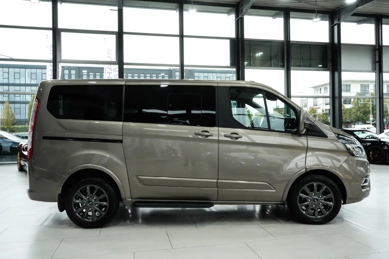 2022 Ford Tourneo Custom Titanium X, 6/25