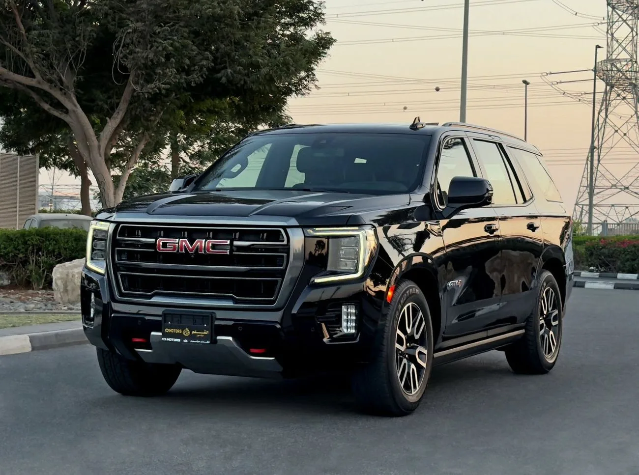 2022 GMC Yukon AT4 proposée par un concessionnaire spécialisé à Dubai, Émirats arabes unis, photo principale