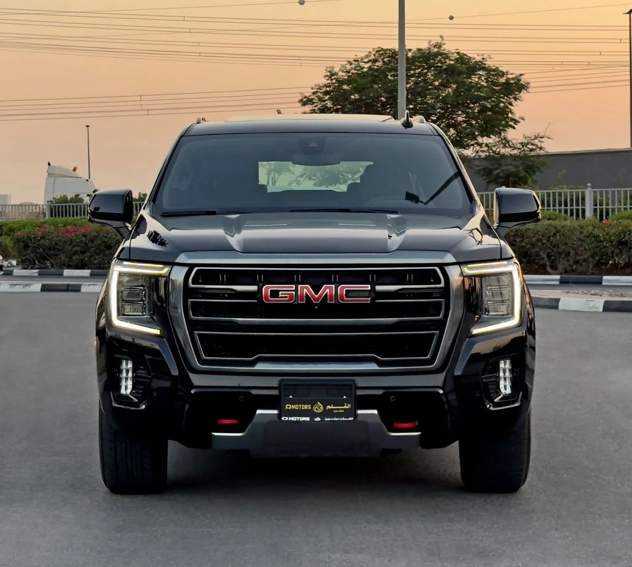 2022 GMC Yukon AT4 angeboten von einem Fachhändler in Dubai, Vereinigte Arabische Emirate, Foto 2 von 14
