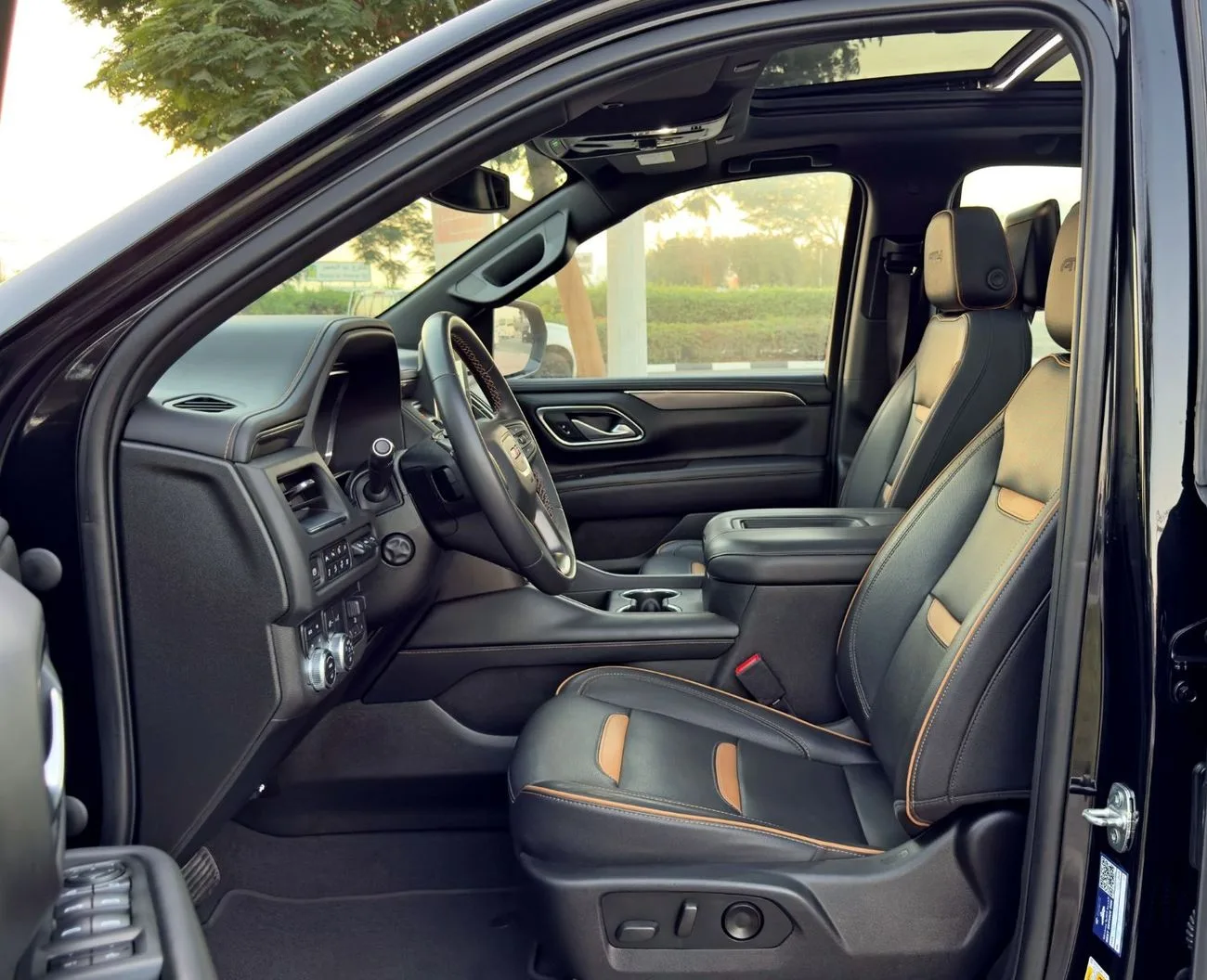 2022 GMC Yukon AT4 angeboten von einem Fachhändler in Dubai, Vereinigte Arabische Emirate, Foto 9 von 14