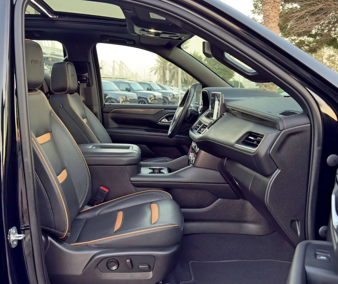 2022 GMC Yukon AT4 angeboten von einem Fachhändler in Dubai, Vereinigte Arabische Emirate, Foto 11 von 14