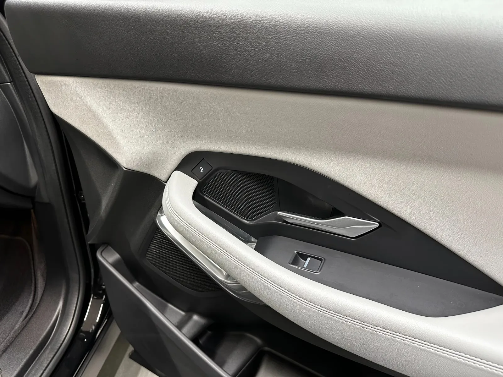 2022 Jaguar E-Pace P300e R-Dynamic S, 22/25