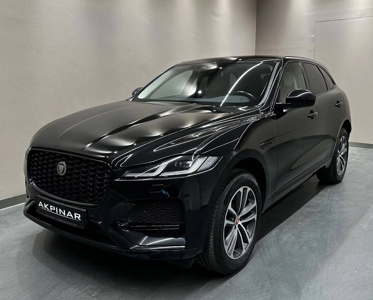 2022 Jaguar F-Pace P400e S offered by a specialist dealer in Holzgerlingen, Germany, main photo