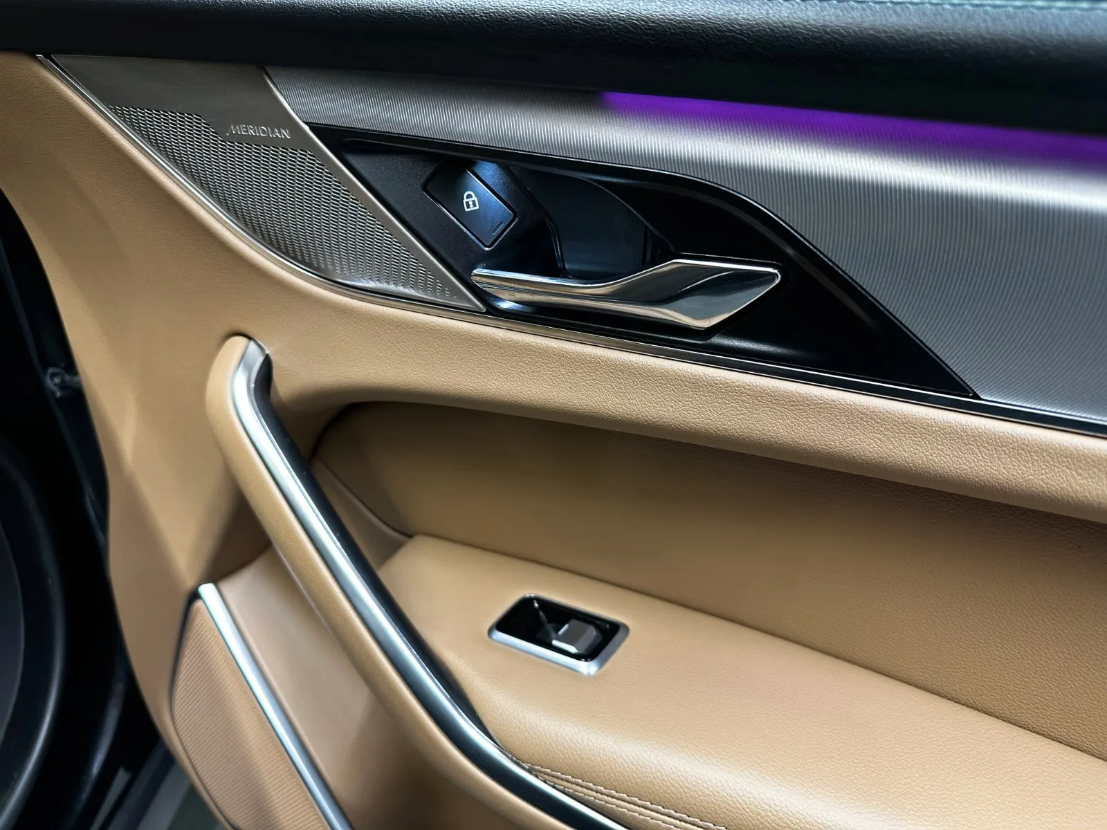 2022 Jaguar F-Pace P400e S, 23/25
