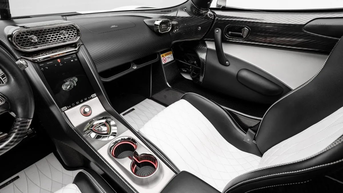 2022 Koenigsegg Regera proposée par un concessionnaire spécialisé à Dubai, Émirats arabes unis, photo 11 sur 25