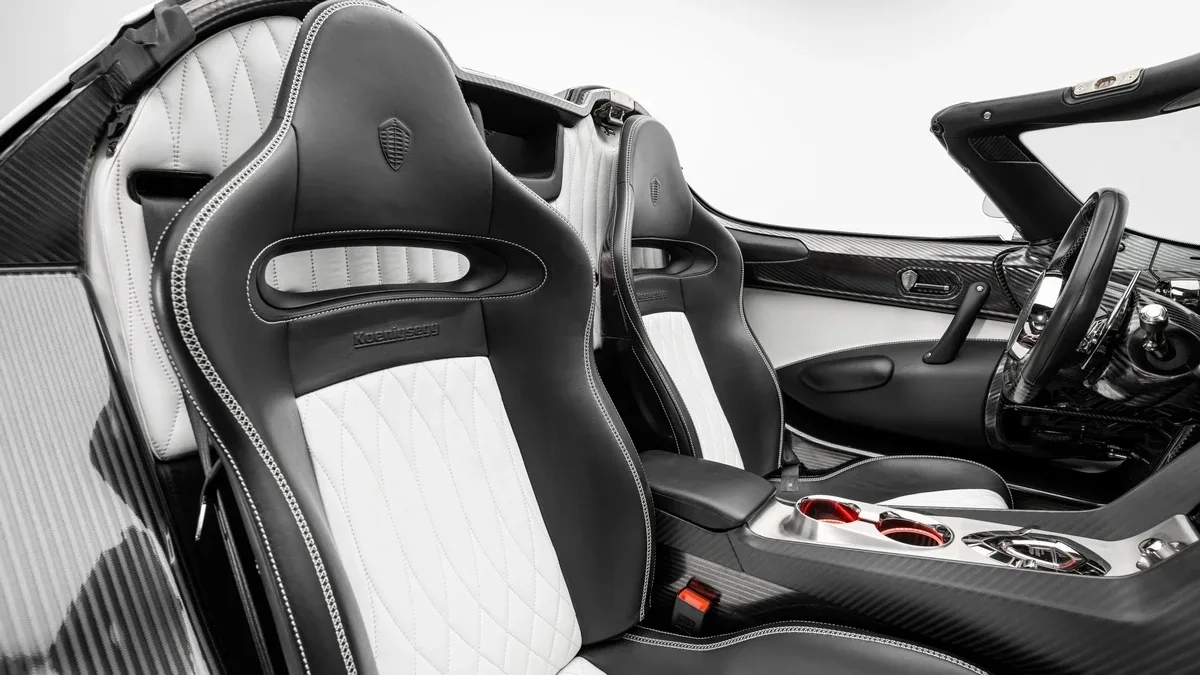 2022 Koenigsegg Regera proposée par un concessionnaire spécialisé à Dubai, Émirats arabes unis, photo 19 sur 25