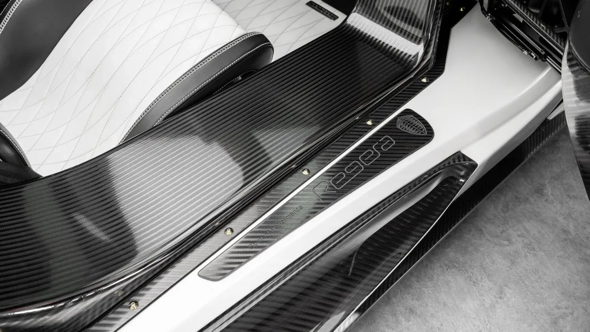 2022 Koenigsegg Regera proposée par un concessionnaire spécialisé à Dubai, Émirats arabes unis, photo 21 sur 25