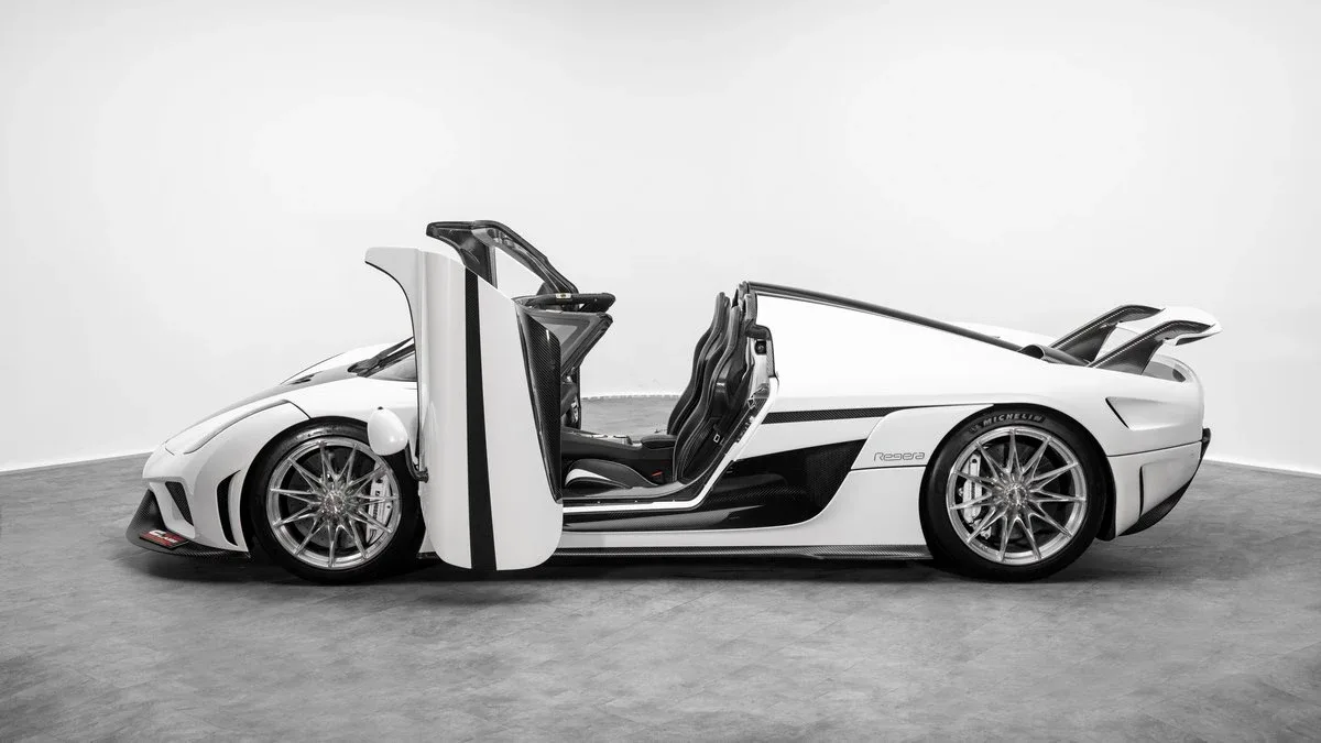 2022 Koenigsegg Regera proposée par un concessionnaire spécialisé à Dubai, Émirats arabes unis, photo 22 sur 25
