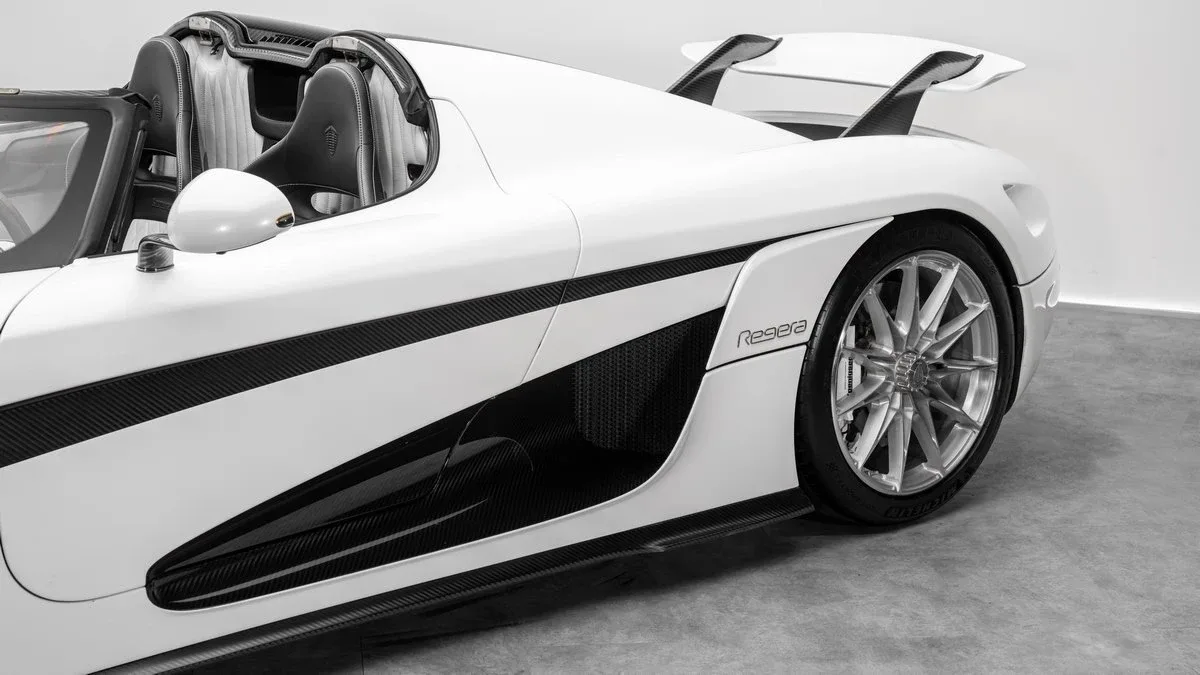 2022 Koenigsegg Regera proposée par un concessionnaire spécialisé à Dubai, Émirats arabes unis, photo 24 sur 25