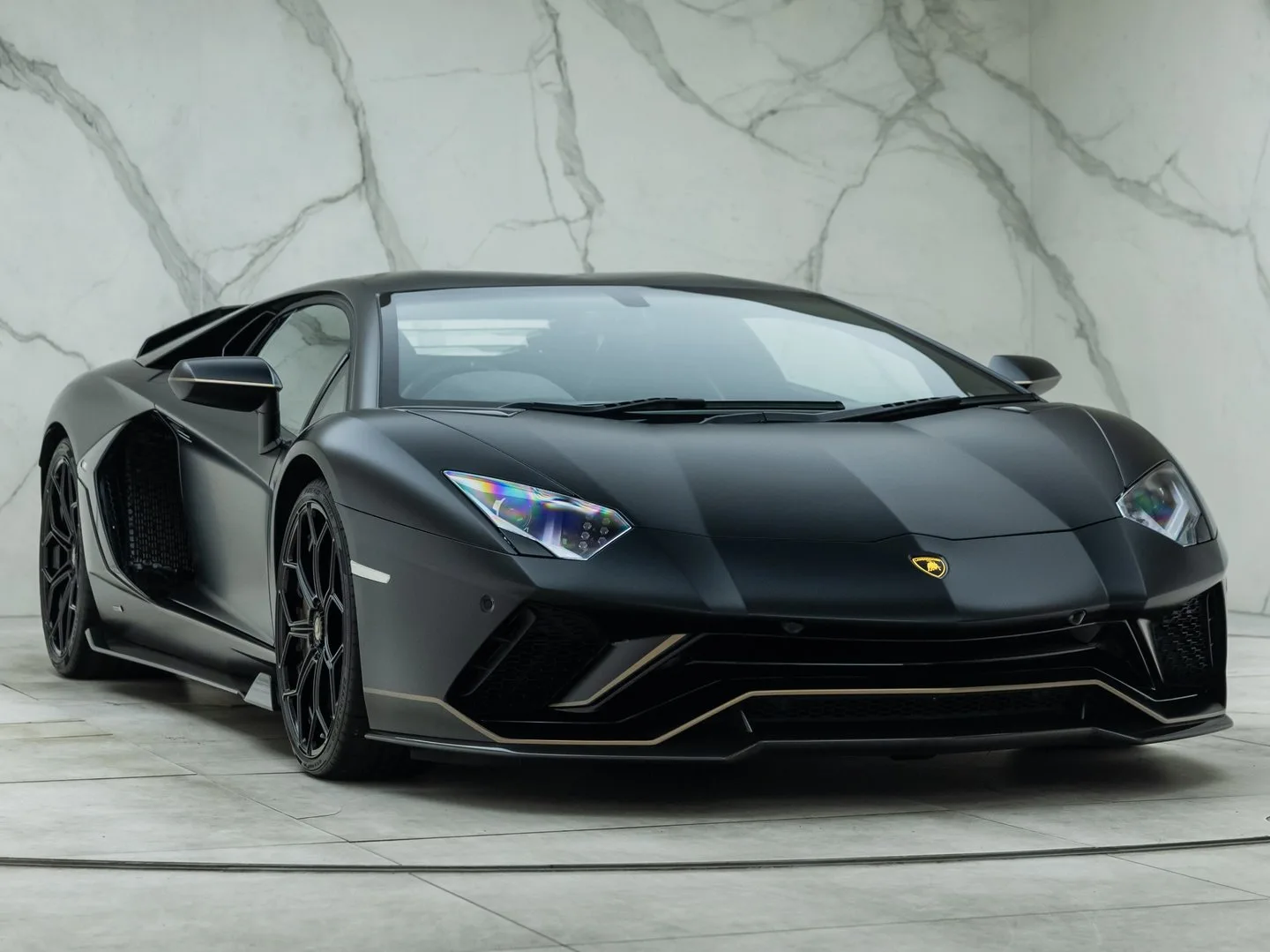 2022 Lamborghini Aventador LP 780-4 Ultimae en un concesionario especializado de Banstead, Reino Unido, foto principal