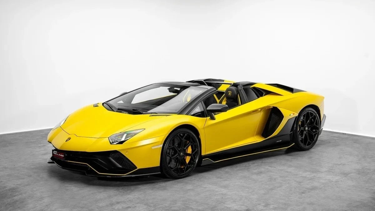 2022 Lamborghini Aventador Ultimae Roadster LP 780-4 offered by a specialist dealer in Dubai, United Arab Emirates, photo 2 of 25