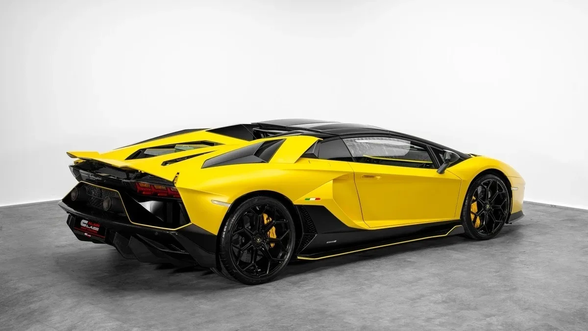 2022 Lamborghini Aventador Ultimae Roadster LP 780-4 offered by a specialist dealer in Dubai, United Arab Emirates, photo 3 of 25