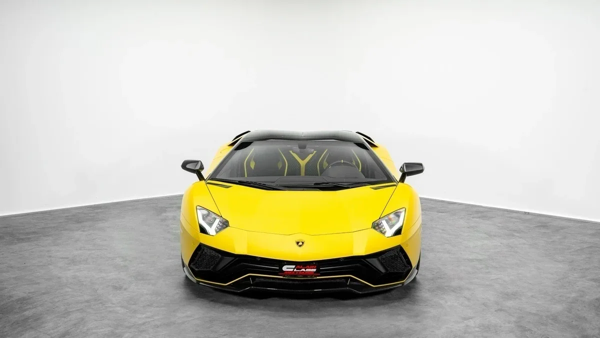 2022 Lamborghini Aventador Ultimae Roadster LP 780-4 offered by a specialist dealer in Dubai, United Arab Emirates, photo 4 of 25