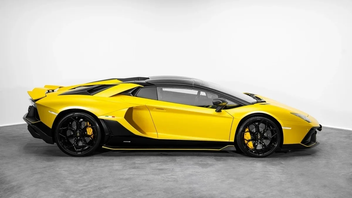 2022 Lamborghini Aventador Ultimae Roadster LP 780-4 offered by a specialist dealer in Dubai, United Arab Emirates, photo 5 of 25