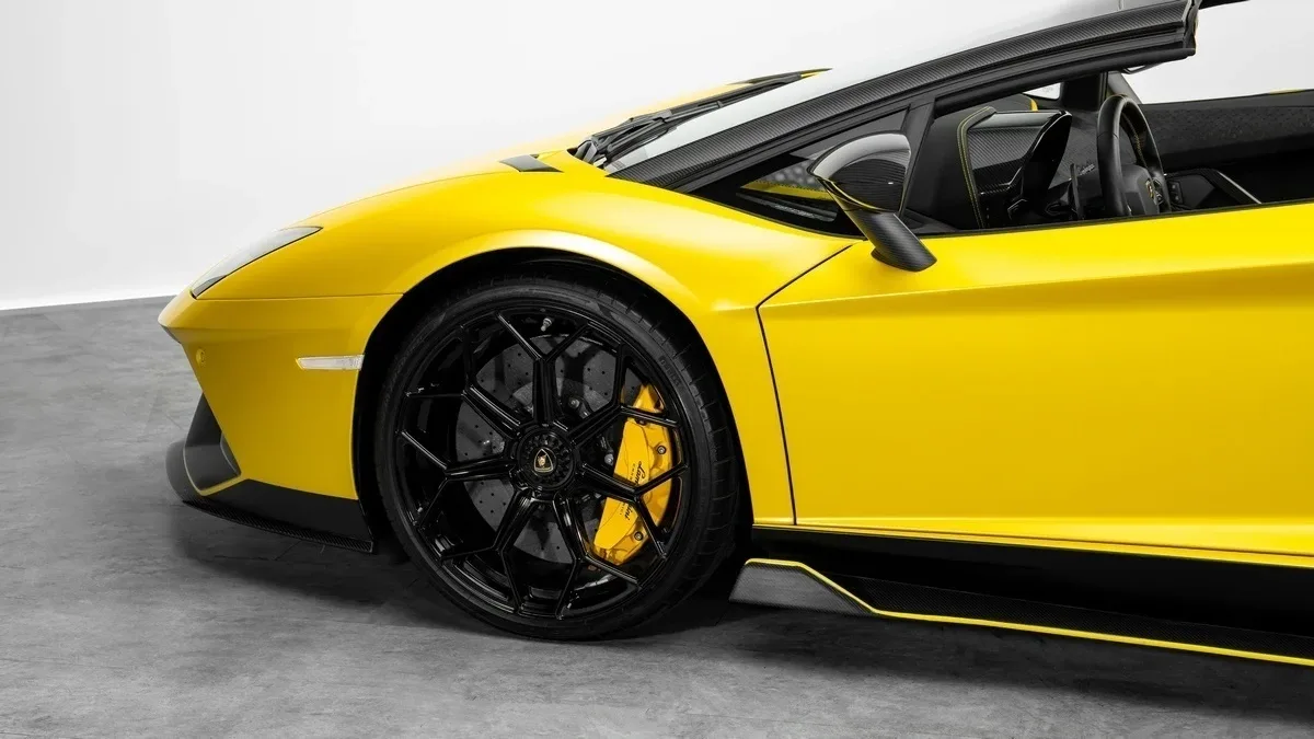 2022 Lamborghini Aventador Ultimae Roadster LP 780-4 offered by a specialist dealer in Dubai, United Arab Emirates, photo 6 of 25