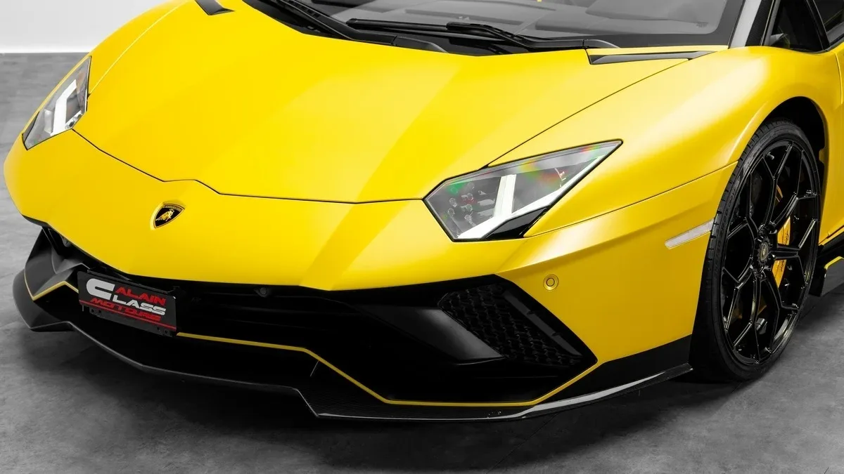 2022 Lamborghini Aventador Ultimae Roadster LP 780-4 offered by a specialist dealer in Dubai, United Arab Emirates, photo 7 of 25