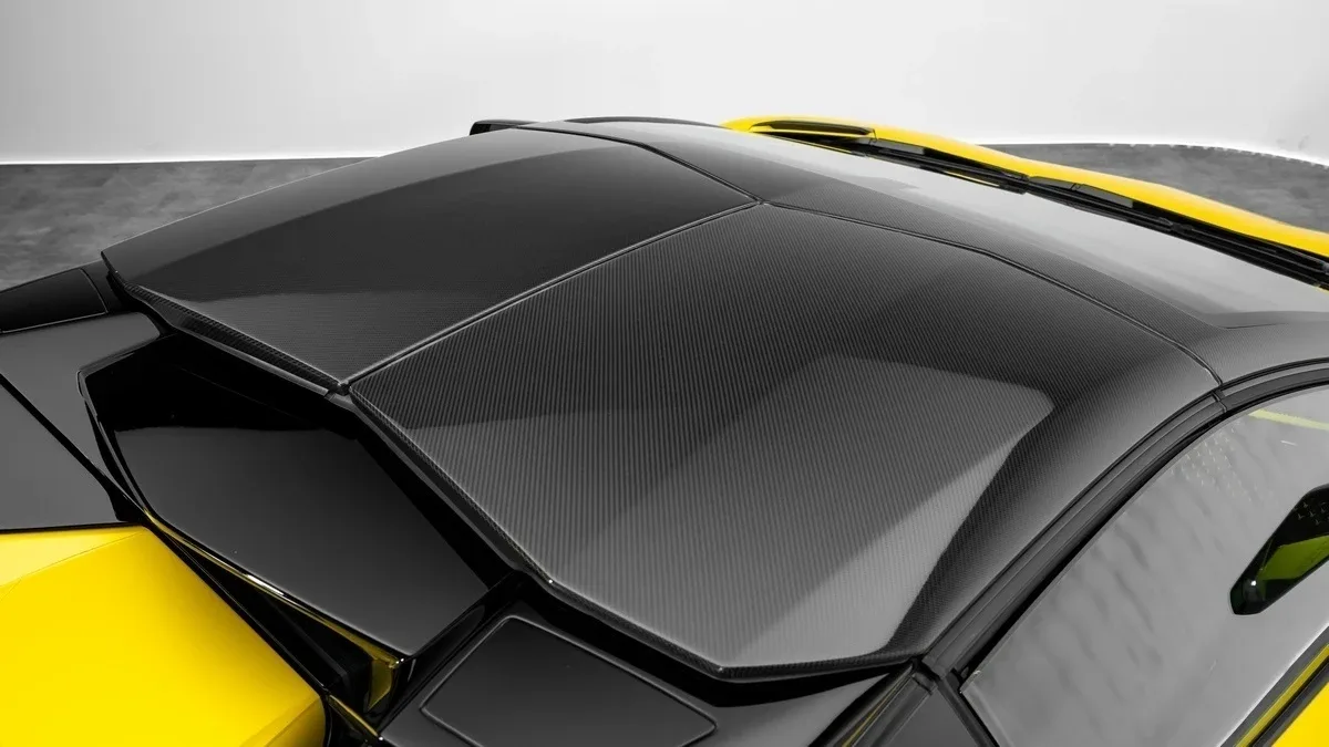2022 Lamborghini Aventador Ultimae Roadster LP 780-4 offered by a specialist dealer in Dubai, United Arab Emirates, photo 9 of 25