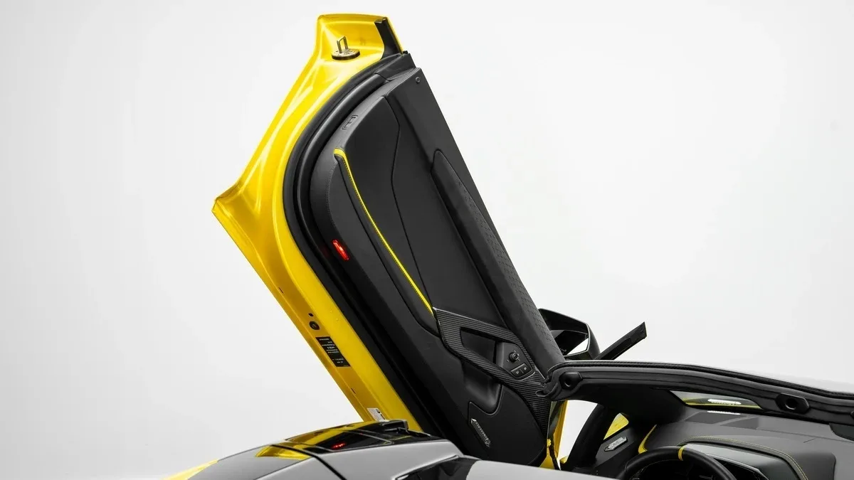 2022 Lamborghini Aventador Ultimae Roadster LP 780-4 offered by a specialist dealer in Dubai, United Arab Emirates, photo 10 of 25