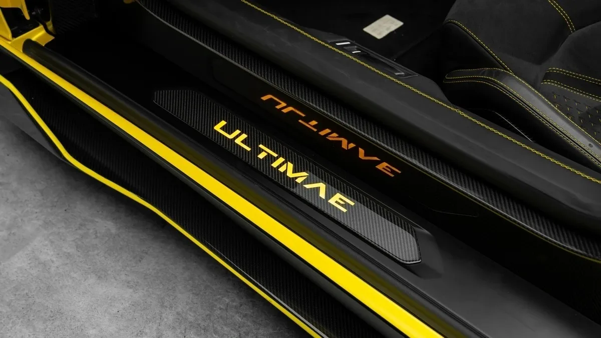 2022 Lamborghini Aventador Ultimae Roadster LP 780-4 offered by a specialist dealer in Dubai, United Arab Emirates, photo 11 of 25