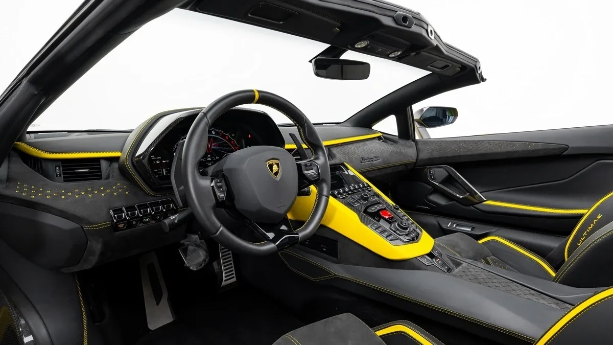 2022 Lamborghini Aventador Ultimae Roadster LP 780-4 offered by a specialist dealer in Dubai, United Arab Emirates, photo 12 of 25