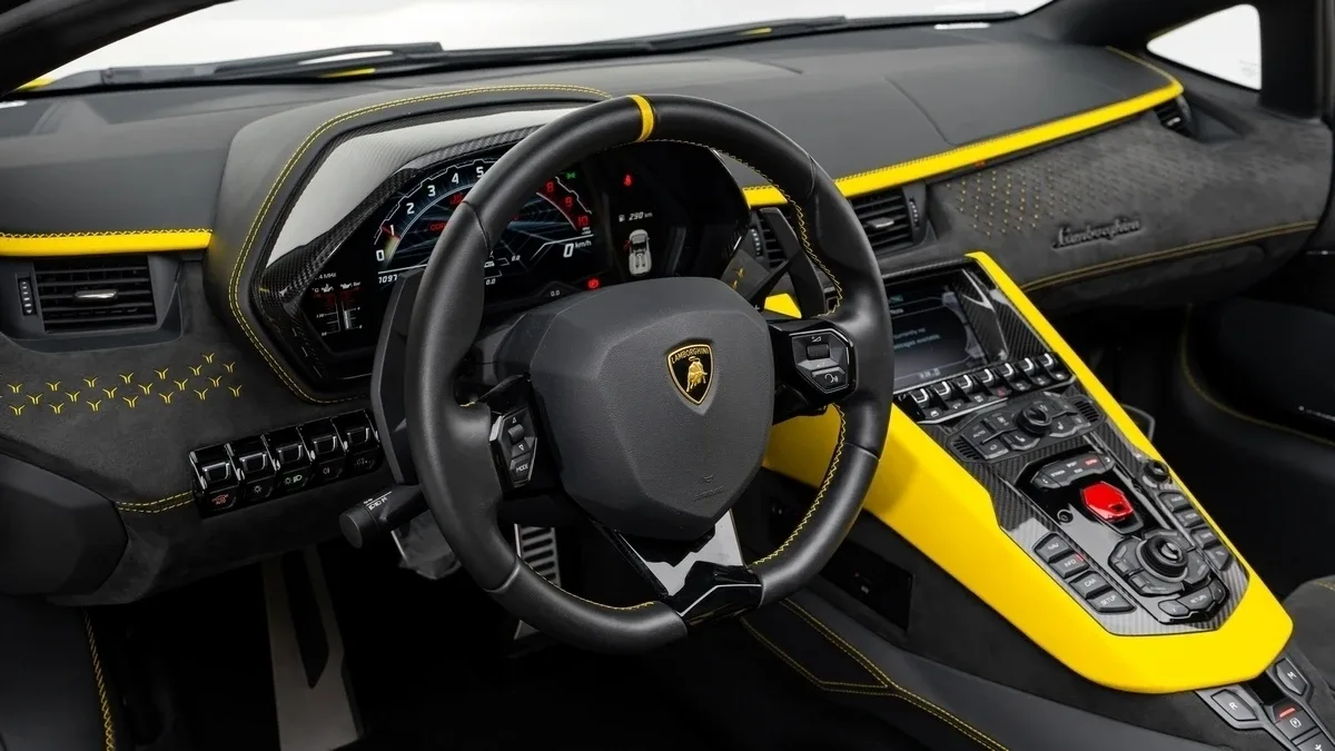 2022 Lamborghini Aventador Ultimae Roadster LP 780-4 offered by a specialist dealer in Dubai, United Arab Emirates, photo 13 of 25