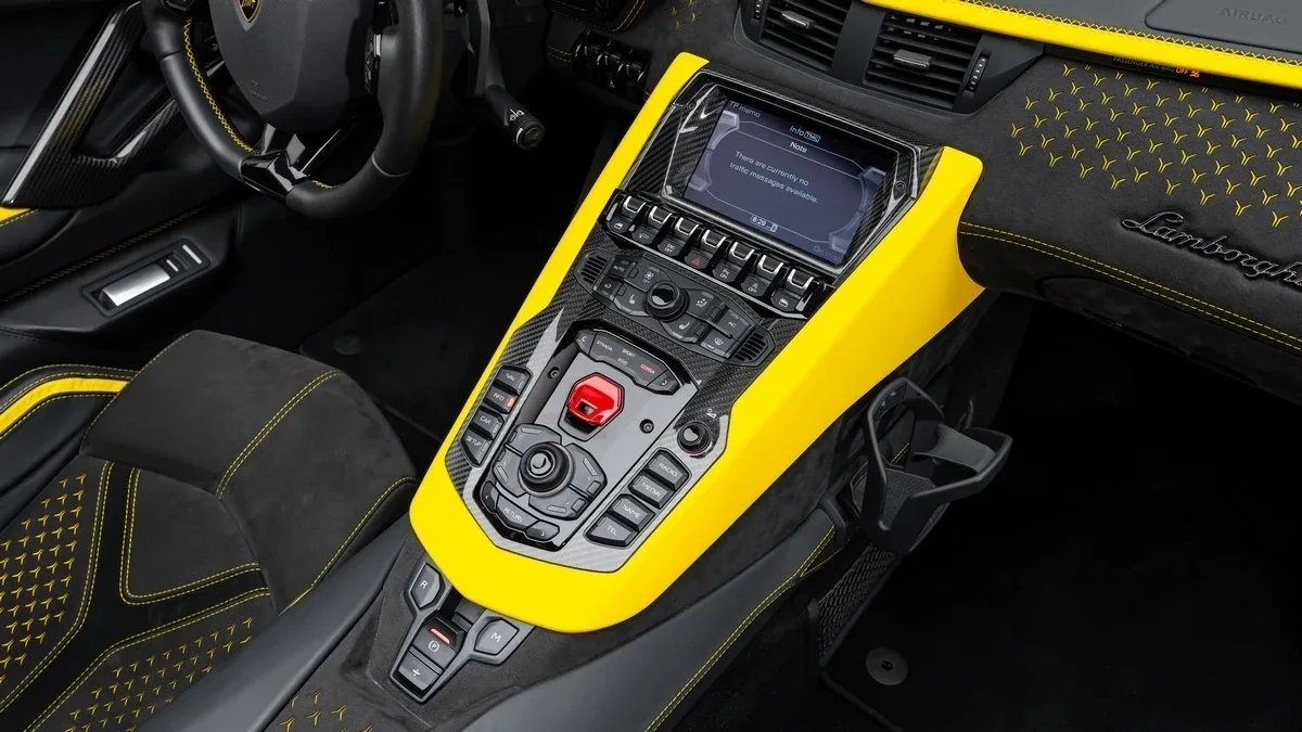 2022 Lamborghini Aventador Ultimae Roadster LP 780-4 offered by a specialist dealer in Dubai, United Arab Emirates, photo 16 of 25