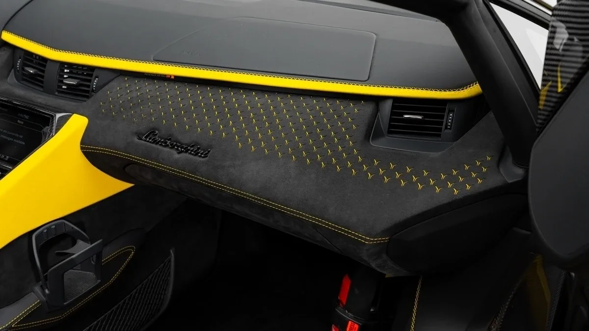 2022 Lamborghini Aventador Ultimae Roadster LP 780-4 offered by a specialist dealer in Dubai, United Arab Emirates, photo 17 of 25