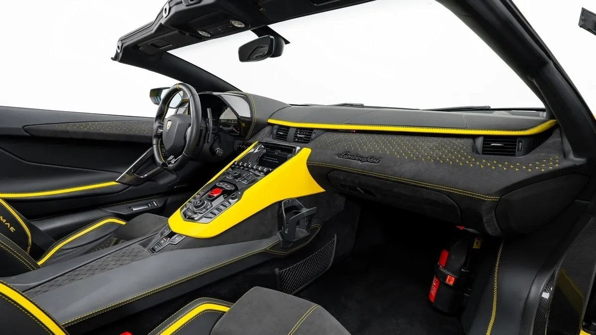 2022 Lamborghini Aventador Ultimae Roadster LP 780-4 offered by a specialist dealer in Dubai, United Arab Emirates, photo 18 of 25