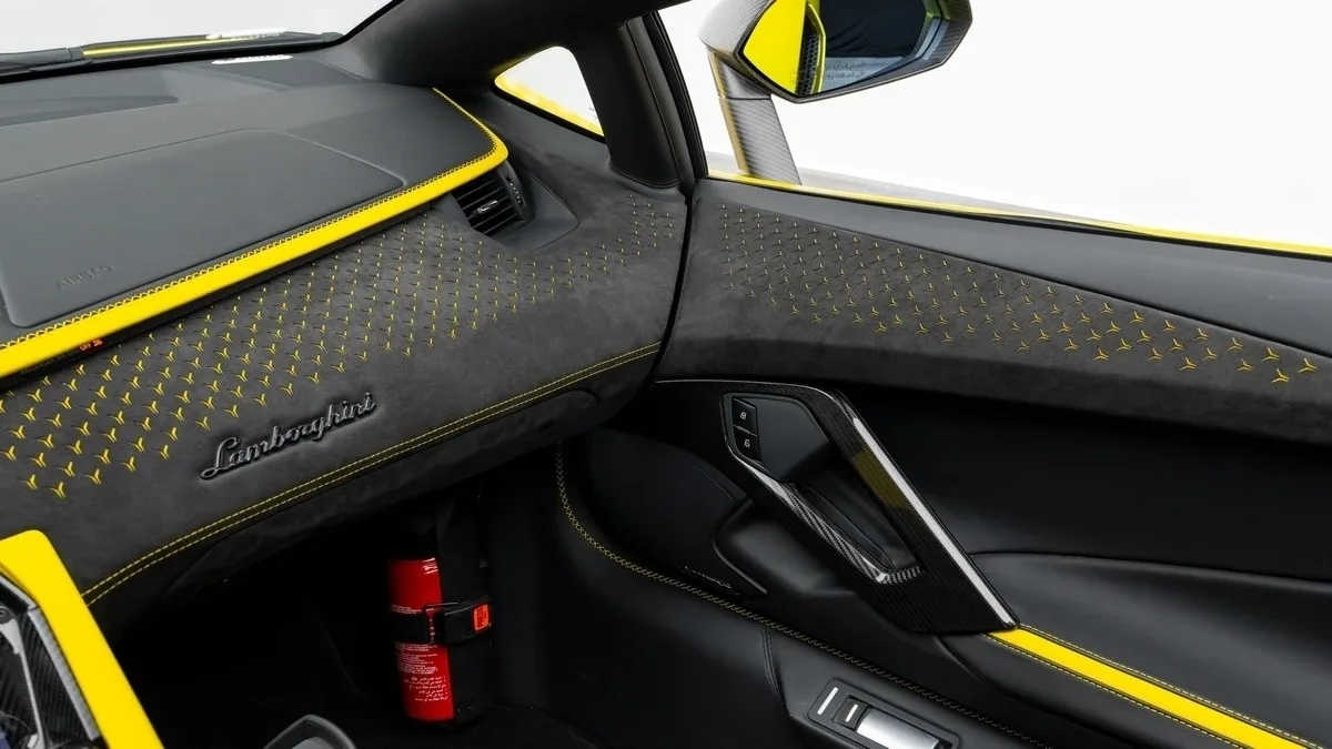 2022 Lamborghini Aventador Ultimae Roadster LP 780-4 offered by a specialist dealer in Dubai, United Arab Emirates, photo 19 of 25