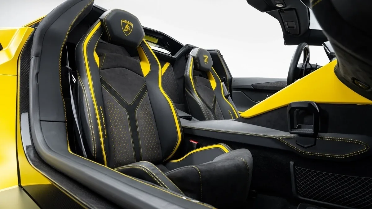 2022 Lamborghini Aventador Ultimae Roadster LP 780-4 offered by a specialist dealer in Dubai, United Arab Emirates, photo 20 of 25
