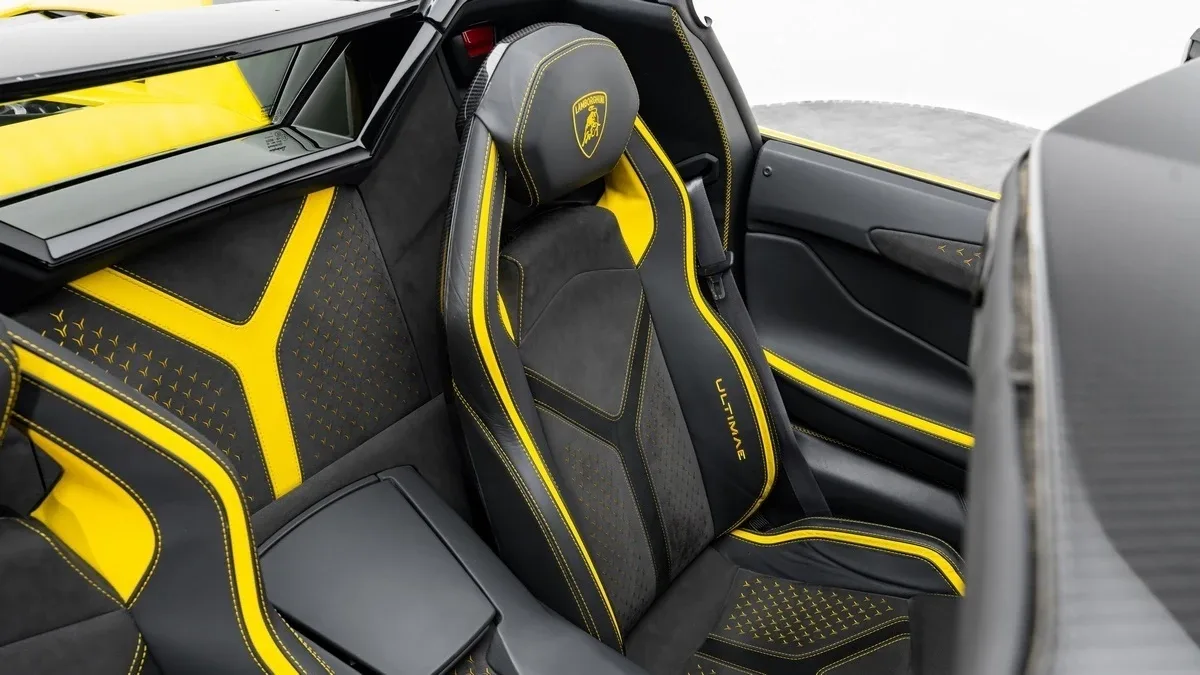 2022 Lamborghini Aventador Ultimae Roadster LP 780-4 offered by a specialist dealer in Dubai, United Arab Emirates, photo 21 of 25