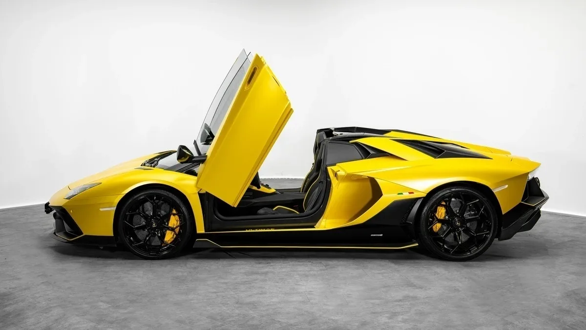 2022 Lamborghini Aventador Ultimae Roadster LP 780-4 offered by a specialist dealer in Dubai, United Arab Emirates, photo 23 of 25