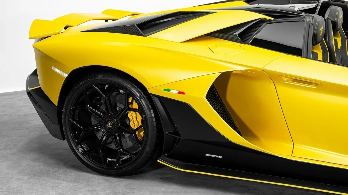 2022 Lamborghini Aventador Ultimae Roadster LP 780-4 offered by a specialist dealer in Dubai, United Arab Emirates, photo 24 of 25