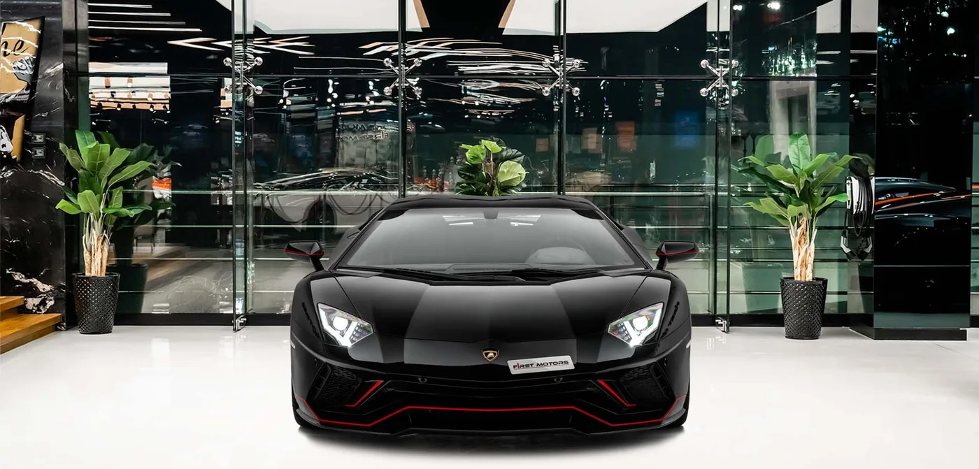 2022 Lamborghini Aventador Ultimae proposée par un concessionnaire spécialisé à Dubai, Émirats arabes unis, vue extérieure 3