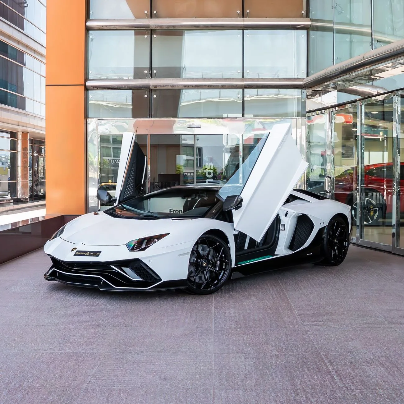 2022 Lamborghini Aventador Ultimae proposée par un concessionnaire spécialisé à Dubai, Émirats arabes unis, photo principale
