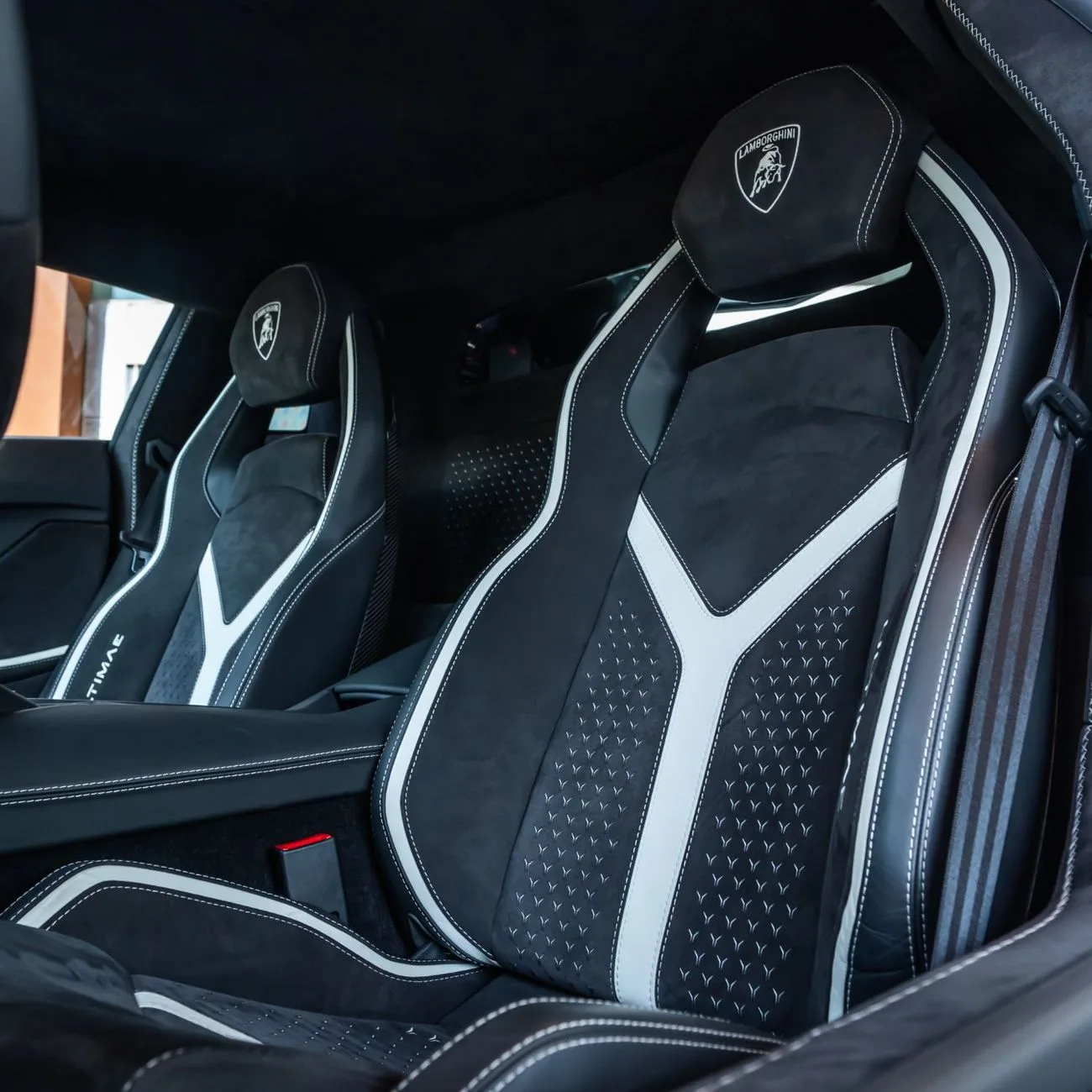 2022 Lamborghini Aventador Ultimae offered by a specialist dealer in Dubai, United Arab Emirates, photo 9 of 10