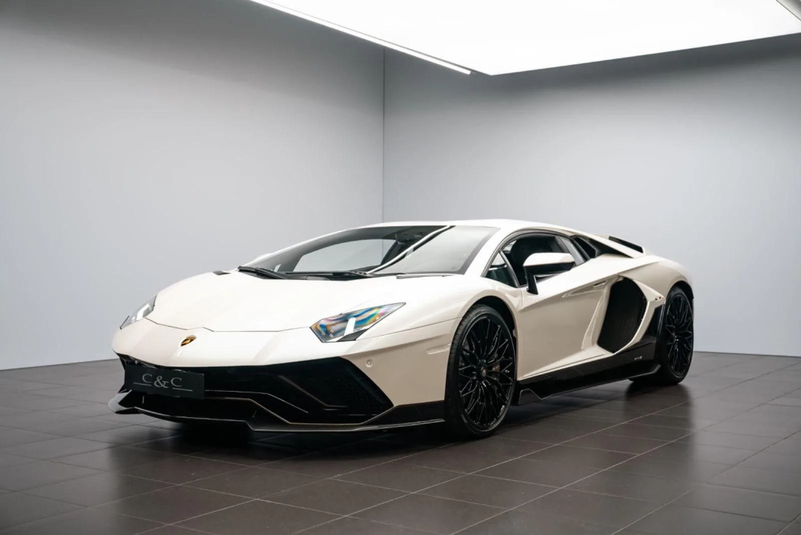 2022 Lamborghini Aventador Ultimae offered by a specialist dealer in Putzbrunn, Germany, main photo