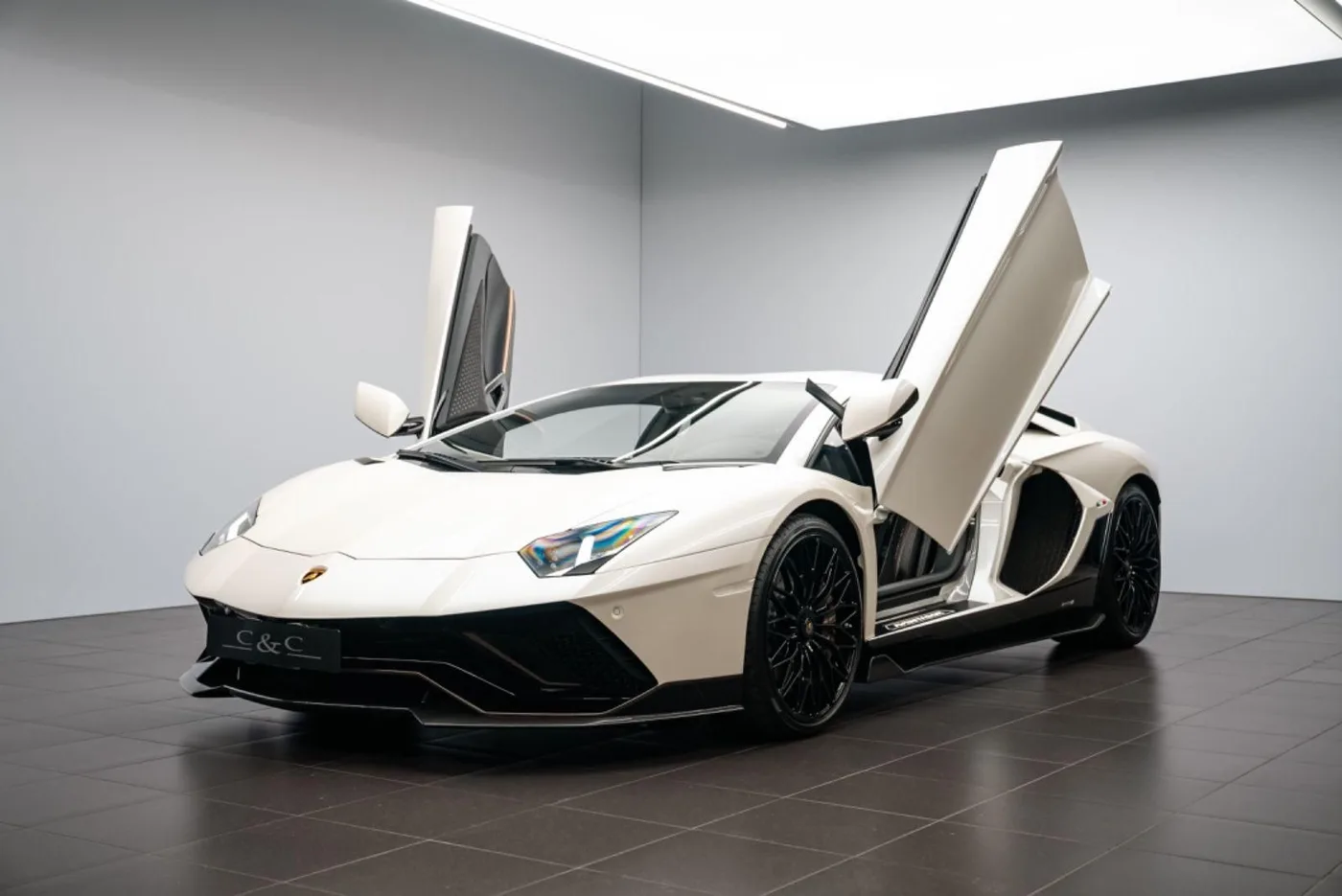 2022 Lamborghini Aventador Ultimae offered by a specialist dealer in Putzbrunn, Germany, photo 2 of 15