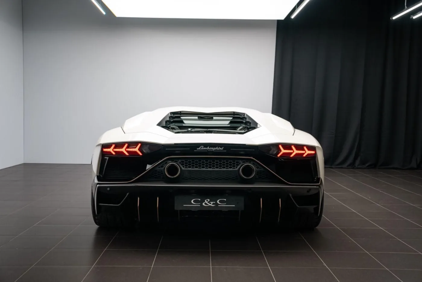 2022 Lamborghini Aventador Ultimae offered by a specialist dealer in Putzbrunn, Germany, photo 4 of 15