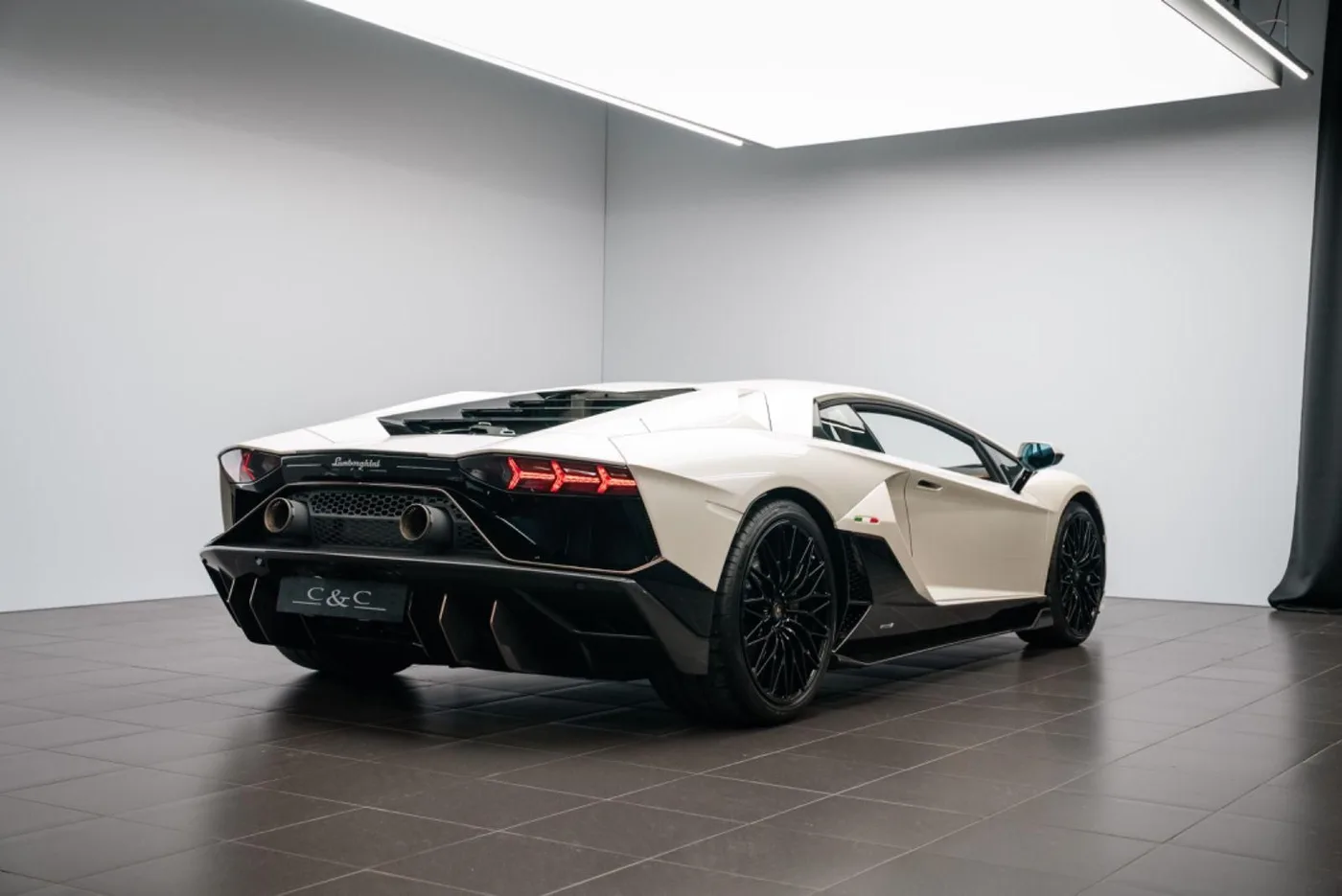 2022 Lamborghini Aventador Ultimae offered by a specialist dealer in Putzbrunn, Germany, photo 5 of 15