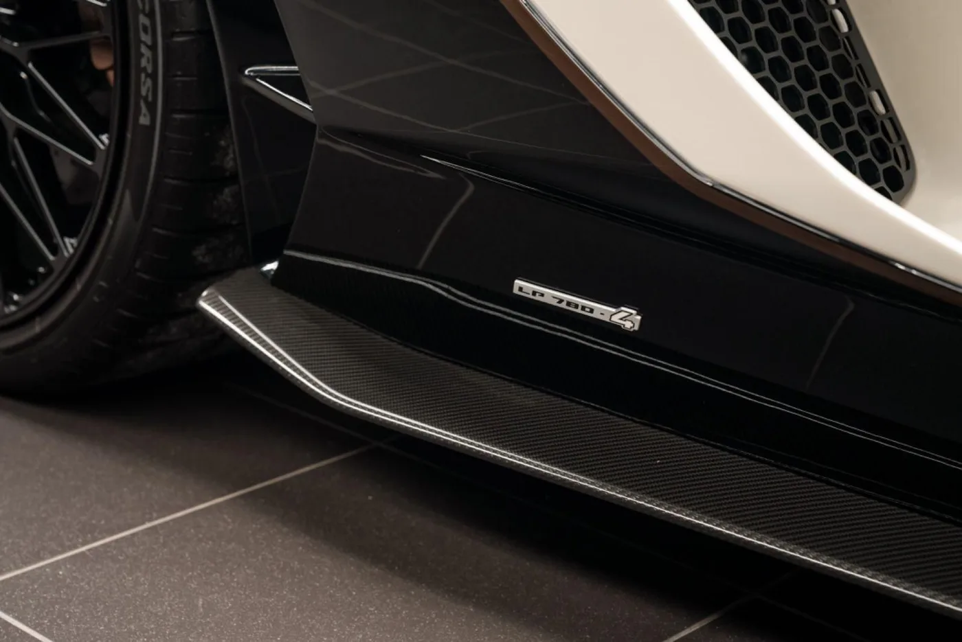 2022 Lamborghini Aventador Ultimae offered by a specialist dealer in Putzbrunn, Germany, photo 11 of 15