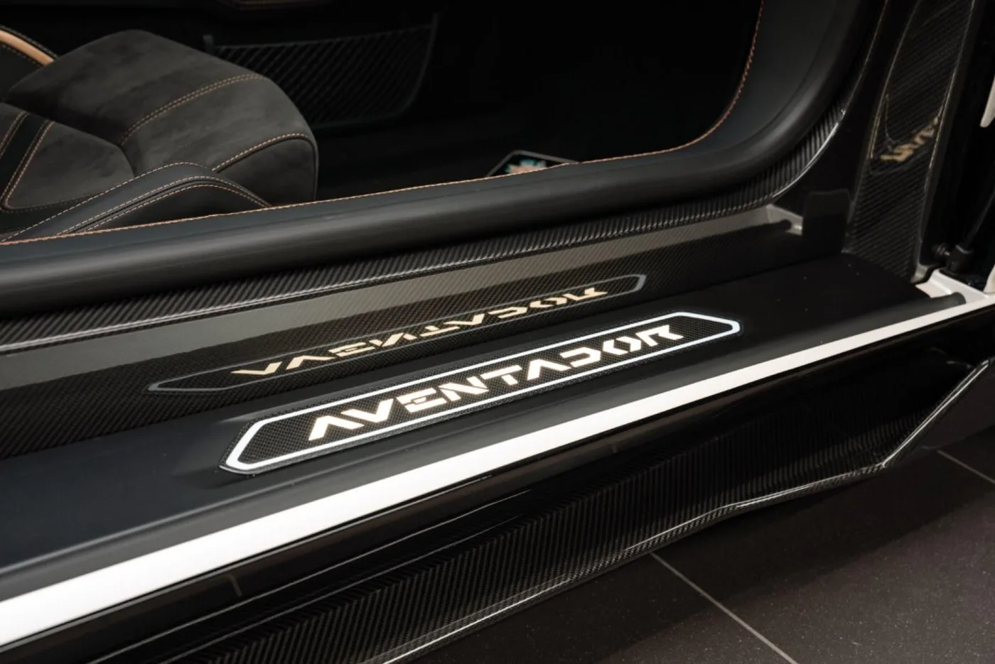 2022 Lamborghini Aventador Ultimae offered by a specialist dealer in Putzbrunn, Germany, photo 12 of 15