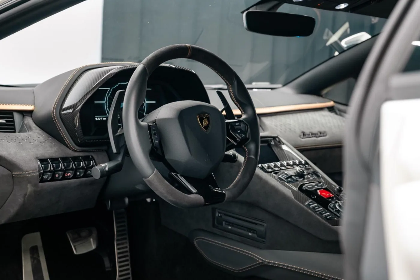 2022 Lamborghini Aventador Ultimae offered by a specialist dealer in Putzbrunn, Germany, photo 13 of 15