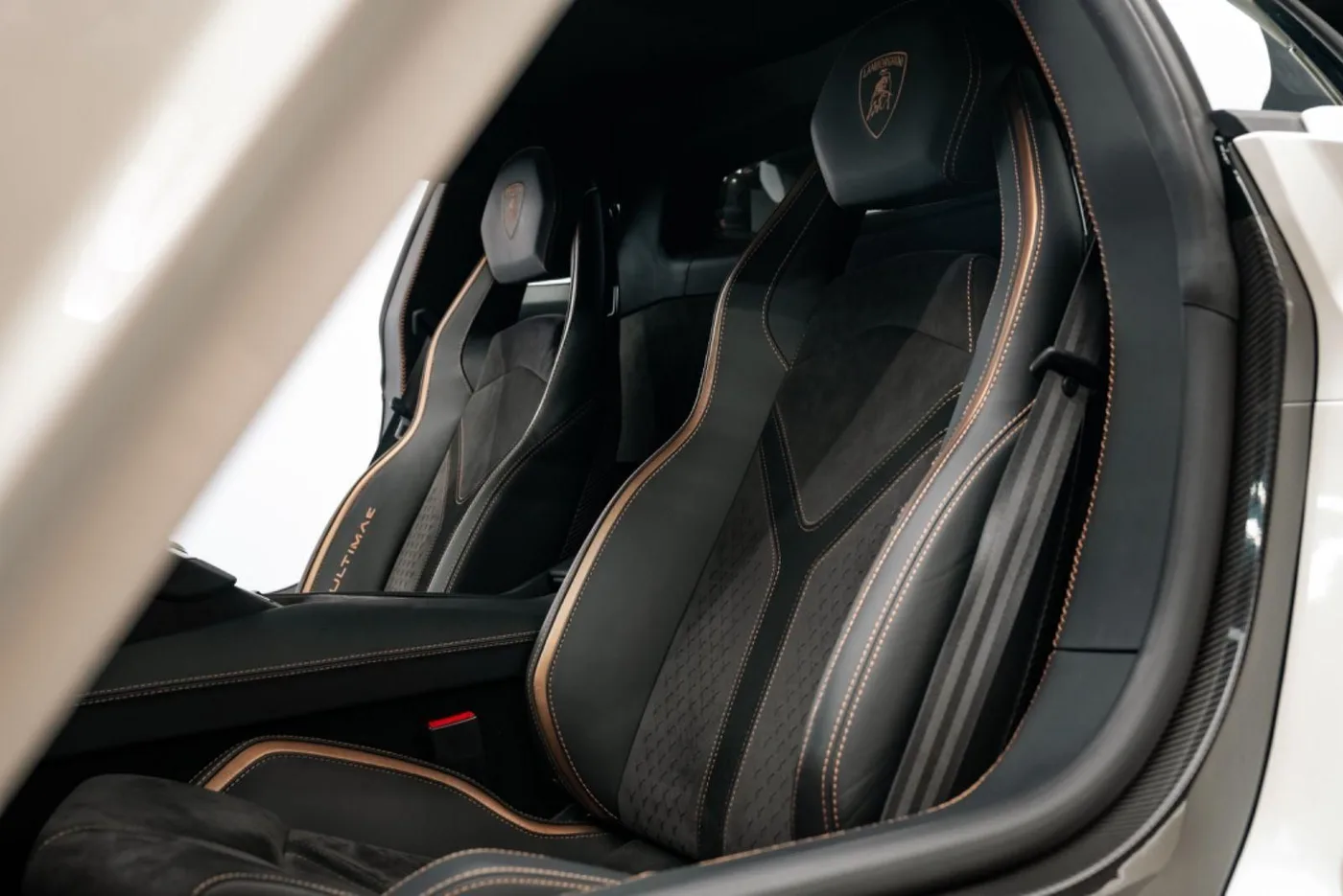 2022 Lamborghini Aventador Ultimae offered by a specialist dealer in Putzbrunn, Germany, photo 14 of 15
