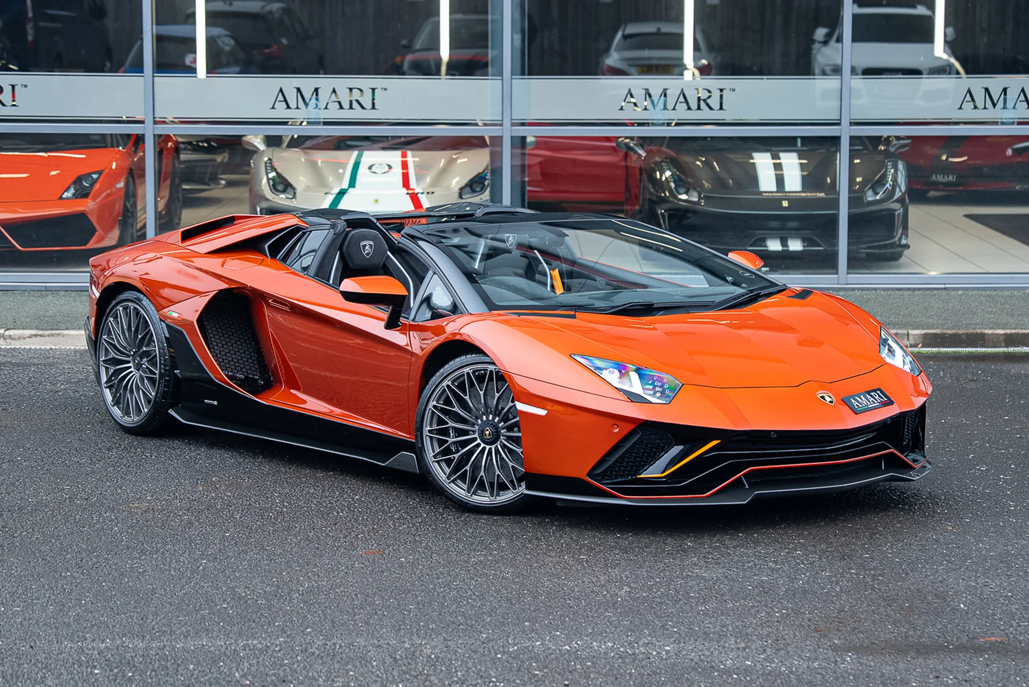 2022 Lamborghini Aventador Ultimae Roadster en un concesionario especializado de Preston, Reino Unido, foto principal