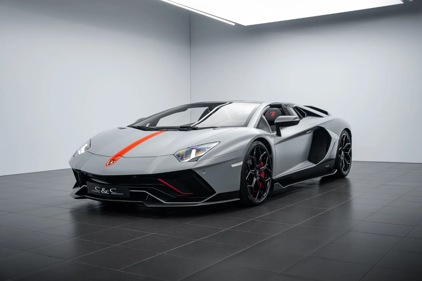 2022 Lamborghini Aventador Ultimae Roadster angeboten von einem Fachhändler in Putzbrunn, Deutschland, Hauptfoto